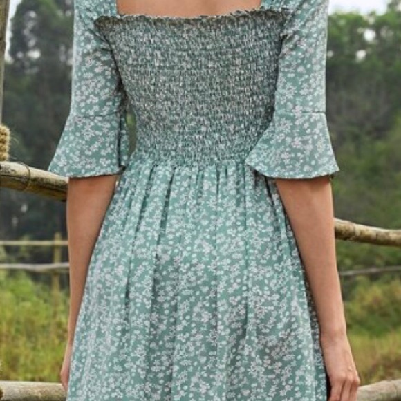 NWOT✨Ditsy Green Floral Dress✨Smocked top✨ - Picture 3 of 3